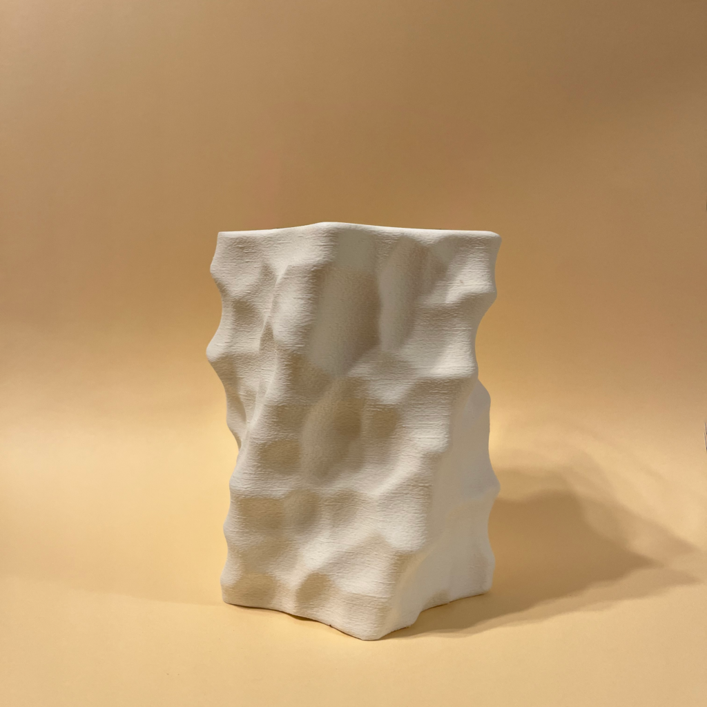Amphitrite Vase – matte bioplastic finish with curved surface lines